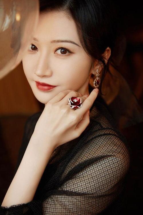 爆料娱乐圈富贵花,揭秘明星背后的奢华生活 第2张 爆料娱乐圈富贵花,揭秘明星背后的奢华生活 第2张